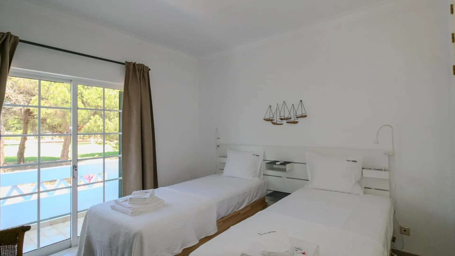 Flh Vilamoura Villa Cardona With Pool